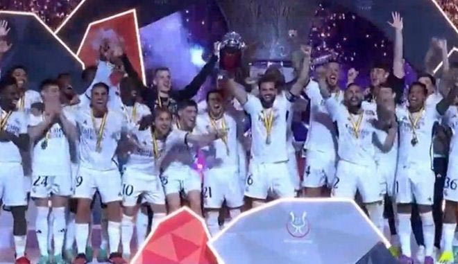 Η απονομή του Supercopa στη Ρεάλ