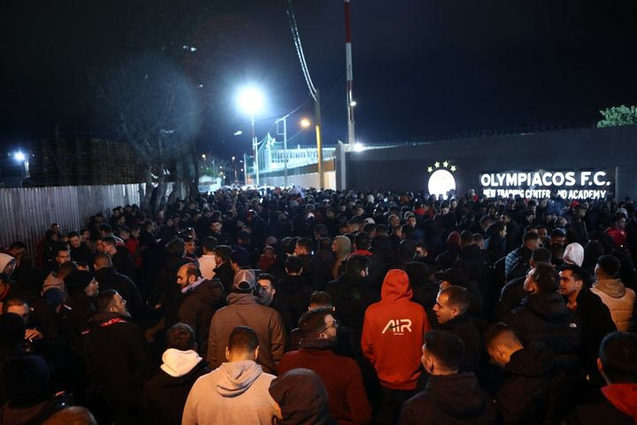 Ολυμπιακός: Οι φίλοι των ερυθρολεύκων εμψύχωσαν τους παίκτες πριν από την αναχώρηση της αποστολής για τη Λεωφόρο