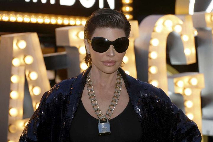Η Lisa Rinna γυμνή στα 60 της, γράφει τα αρνητικά σχόλια εκεί που φαντάζεσαι