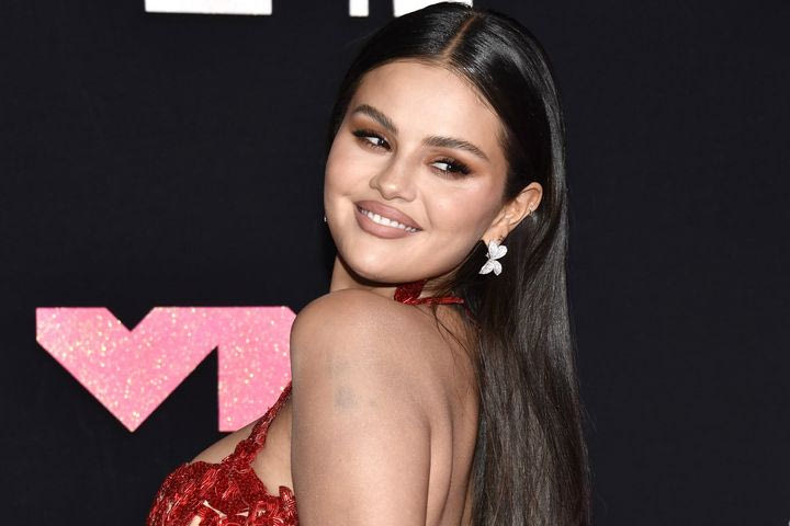 Τα μπράτσα και τα οπίσθια της Selena Gomez διδάσκουν self- love