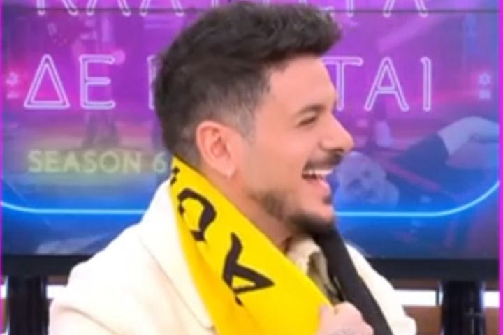 Η Γερμανού έδωσε στον Stan δώρο το επετειακό κασκόλ της ΑΕΚ για τα 100 χρόνια: “Θα ανακάμψετε”