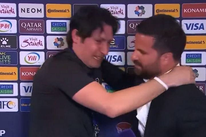 Ξέσπασαν σε κλάματα μεταφραστής και δημοσιογράφος για την πρόκριση της Συρίας, στη συνέντευξη του Έκτορ Ραούλ Κούπερ