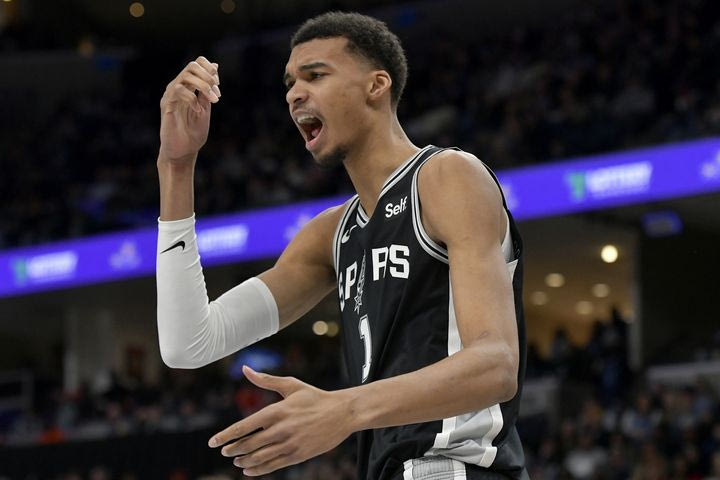 NBA: Διαστημικός Γουεμπανιαμά, σκέπασε τους Νετς με απίστευτη εμφάνιση, νίκη με 122-115 των Σπερς στην παράταση
