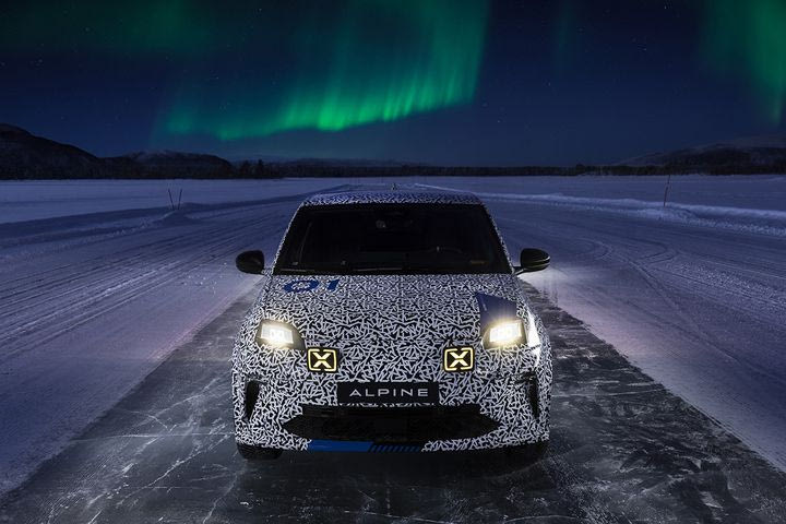 Ποιο είναι το ηλεκτρικό hot-hatch που εξελίσσει η Alpine κάτω από το Βόρειο Σέλας