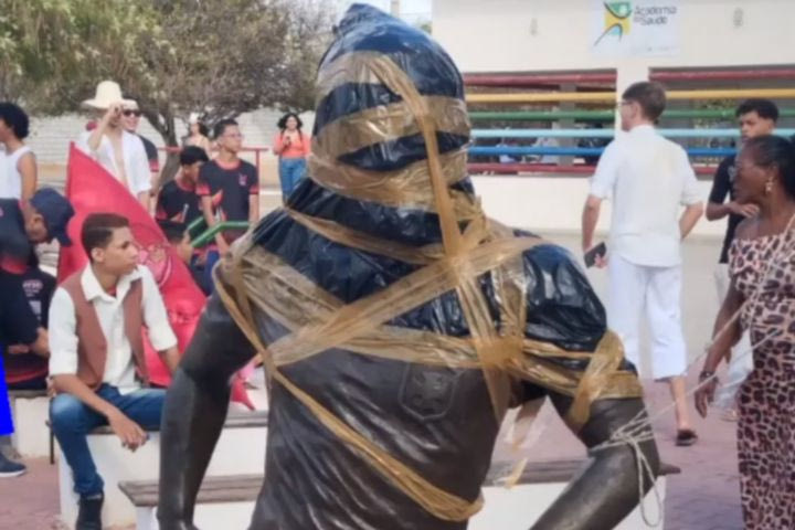 Ντάνι Άλβες: Βανδάλισαν το άγαλμά του στη Βραζιλία και ζητούν να αφαιρεθεί