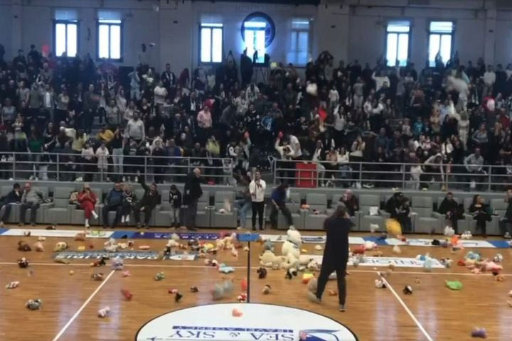 Το κλειστό της Μυκόνου γέμισε με λούτρινα για καλό σκοπό