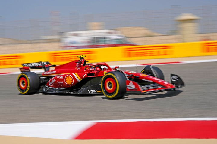 Πώς το γυρολόγιο της Ferrari τη δεύτερη μέρα δοκιμών αφήνει μια χαραμάδα ανταγωνισμού στη F1 2024