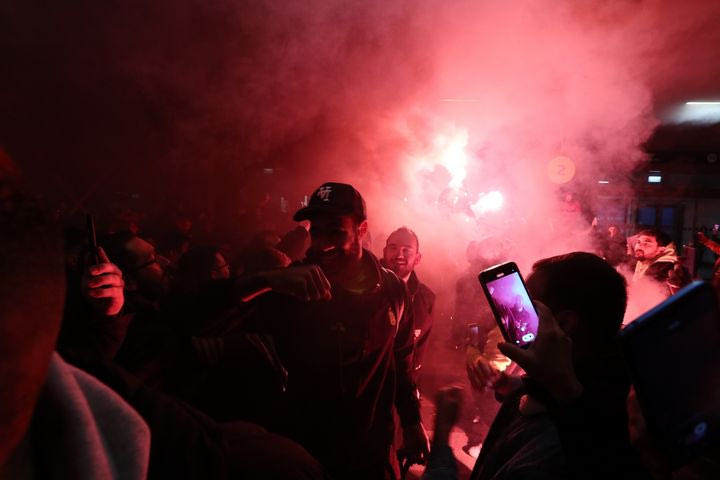 Άρης: Πλήθος κόσμου στο αεροδρόμιο Μακεδονία και θερμή υποδοχή μετά από τον θρίαμβο στο ΟΑΚΑ