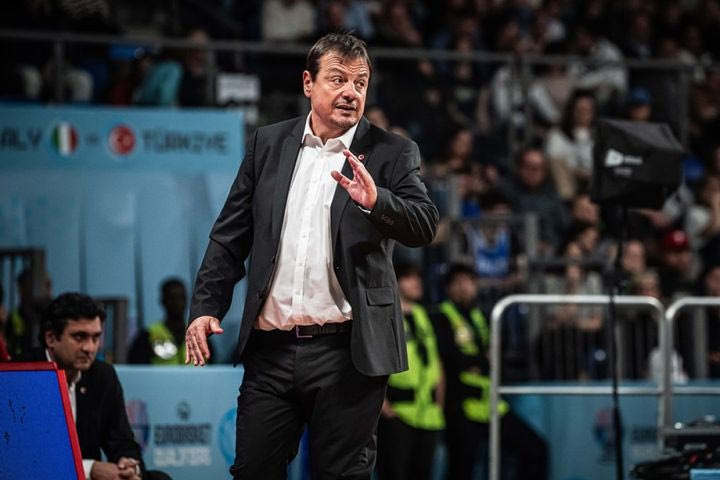 Έξαλλος με τη διαιτησία ο Αταμάν: “Όποτε παίζουμε εκτός έδρας, η αντίπαλη ομάδα μοιάζει σαν να παίζει american football”