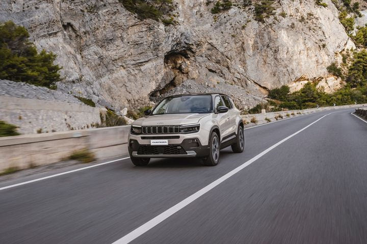 Το πολύ πετυχημένο B-SUV Jeep Avenger, τώρα διαθέσιμο και ως e-Hybrid με αυτόματο κιβώτιο και τιμή- πρόκληση