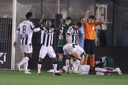 Παναθηναϊκός – ΠΑΟΚ: Λαχτάρα με Μπάμπα, συγκρούστηκε με Βαγιαννίδη, έμεινε δέκα λεπτά στο χορτάρι και αποχώρησε με ασθενοφόρο