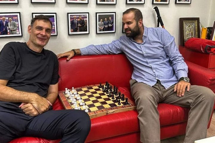 Αυτός είναι ο φίλαθλος του Ολυμπιακού στον οποίο αφιέρωσε ο Γιώργος Μπαρτζώκας την κατάκτηση του Κυπέλλου Ελλάδας ΟΠΑΠ