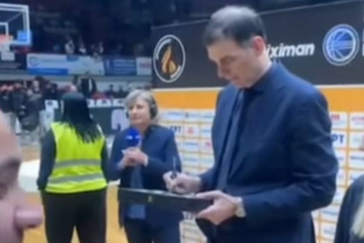 Οπαδός του Ολυμπιακού ζήτησε από τον Γιώργο Μπαρτζώκα υπογραφή σε σκάκι