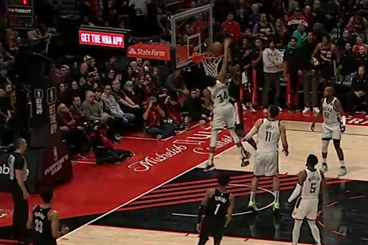 NBA, Γιάννης Αντετοκούνμπο: Απίθανη τάπα σε alley oop κάρφωμα του Έιτον, ξύπνησε μνήμες από τους τελικούς του 2021