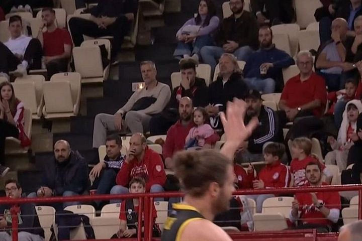 Το χειροκρότημα των φίλων του Ολυμπιακού στον Γιώργο Μπόγρη