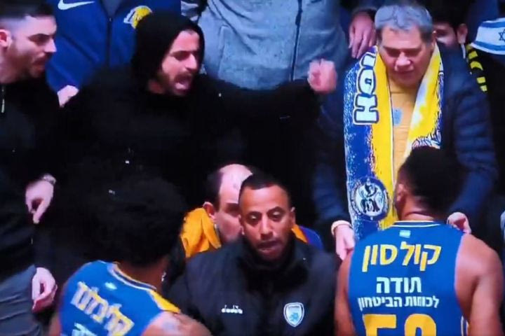 Απαγόρευση εισόδου στο γήπεδο για 60 ημέρες σε οπαδό της Χάποελ Χολόν που έσπρωξε τον Μπόνζι Κόλσον
