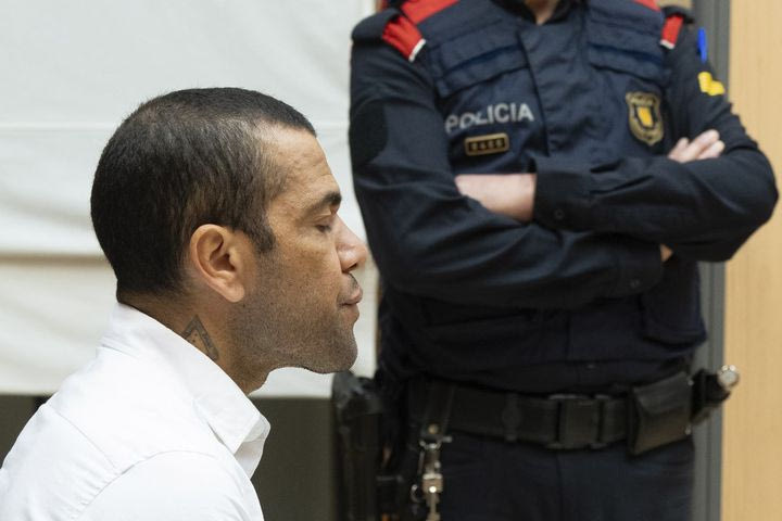 Ο Ντάνι Άλβες θα μείνει ακόμα μία ημέρα στη φυλακή γιατί δεν κατέθεσε την εγγύηση ενός εκατ. ευρώ