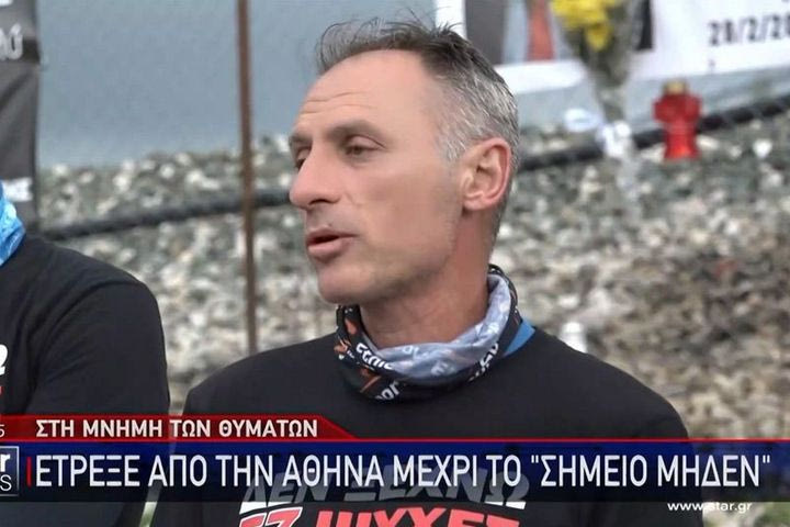 Ο υπερμαραθωνοδρόμος Νίκος Κόντης έτρεξε από την Αθήνα – στα Τέμπη: “Έγινε ένα έγκλημα εδώ, πρέπει να το θυμόμαστε”