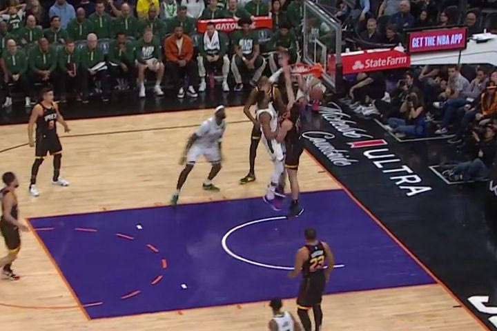NBA: Ο Γιάννης Αντετοκούνμπο έκανε poster τον Γιούμπανκς με τρομερό κάρφωμα