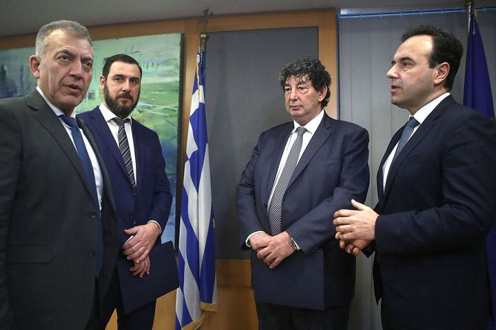 Βρούτσης και Παπαστεργίου παρέδωσαν στους πρόεδρους Super League και Basket League την ΚΥΑ για την ταυτοποίηση στα γήπεδα