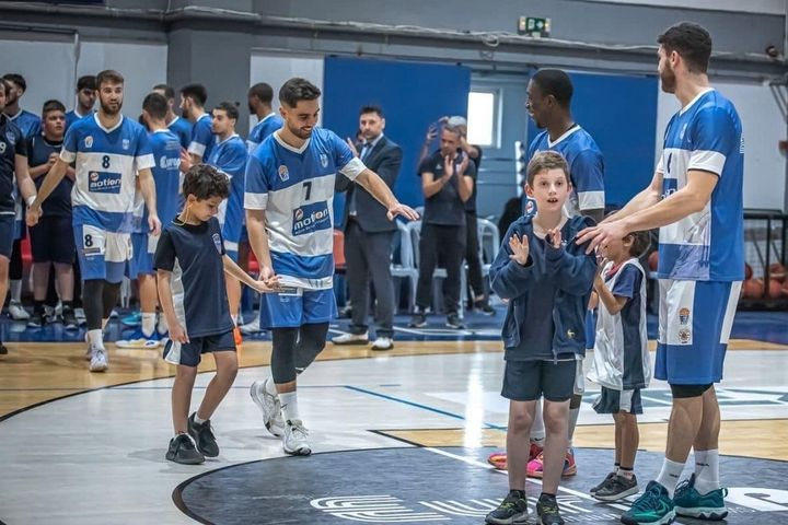 Όμορφη κίνηση από τον Ερμή Σχηματαρίου, παρουσιάστηκε στο παρκέ μαζί με παιδιά που ανήκουν στο φάσμα του αυτισμού