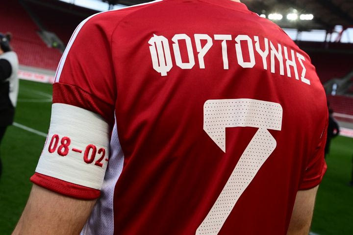 Ολυμπιακός – ΟΦΗ: Αφιερωμένο στη μνήμη των θυμάτων της Θύρας 7 το περιβραχιόνιο αρχηγού του Φορτούνη
