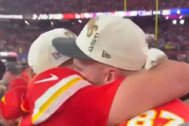Super Bowl: Η αγκαλιά του Καρλαύτη με τον Κέλσι στους πανηγυρισμούς για το πρωτάθλημα