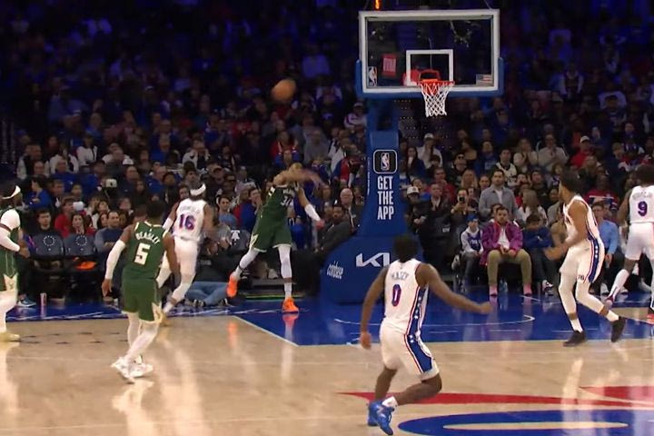 NBA: Η τρομερή πάσα του Γιάννη Αντετοκούνμπο μπήκε στο Top-10, στην κορυφή ο Χολμς