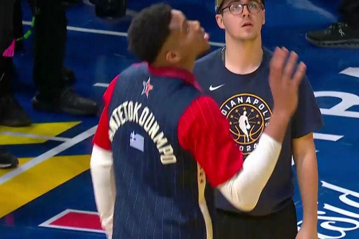 NBA All-Star Game 2024: Η προθέρμανση του Γιάννη Αντετοκούνμπο με την ελληνική σημαία στην πλάτη του