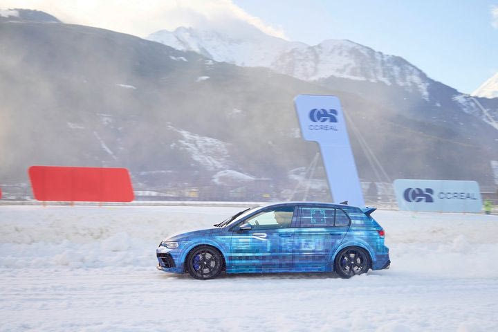 H Volkswagen μας έδωσε μια πρώτη γεύση από το νέο Golf R σε παγωμένη πίστα