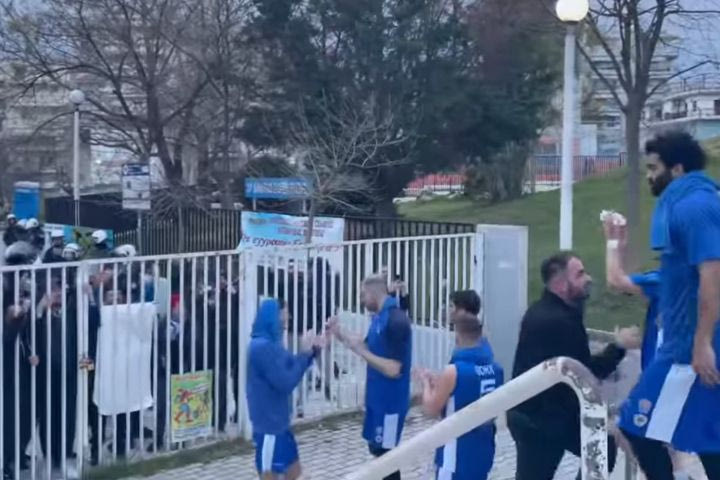 Elite League: Οι παίκτες του Ηρακλή αποθεώθηκαν από τον κόσμο έξω από το κλειστό του Ευόσμου