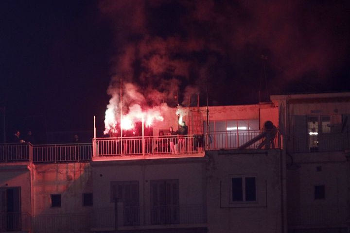 Παναθηναϊκός: Καπνογόνα και πανηγυρισμοί για τη νίκη του τριφυλλιού σε ταράτσα απέναντι από τη Λεωφόρο