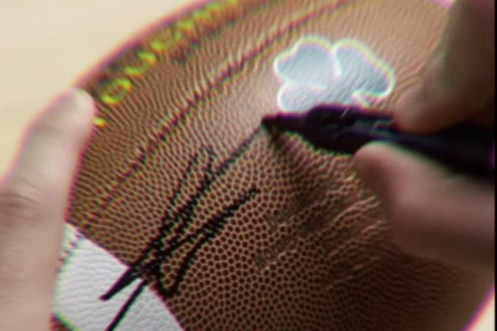 Παναθηναϊκός: Ο Καρλαύτης υπέγραψε σε μία μπάλα και την πέταξε στις κερκίδες της Λεωφόρου