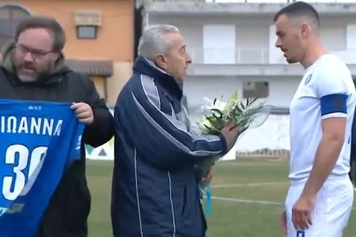 Λύγισε ο Κυριακίδης: Η διοίκηση του Ηρακλή του έδωσε φανέλα με το όνομα της αδικοχαμένης συζύγου του