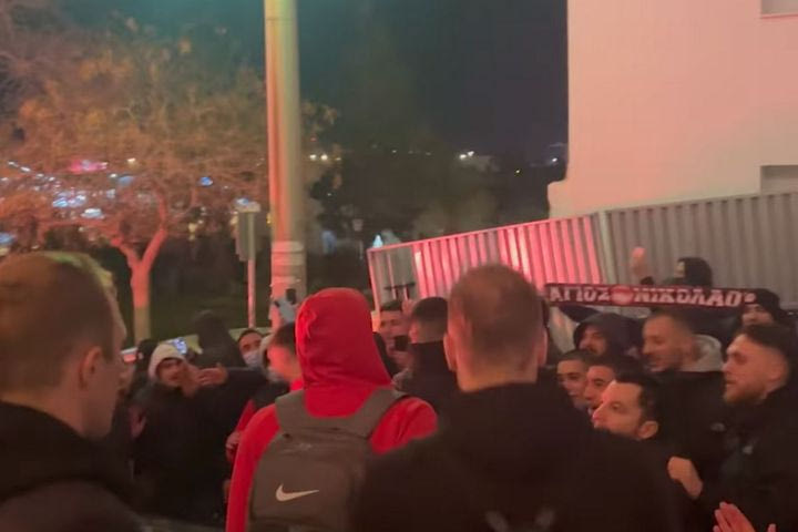 Ολυμπιακός: Η αποθέωση από τον κόσμο στο ξενοδοχείο πριν από το ματς με τον Προμηθέα και οι αγκαλιές στον Πάπας