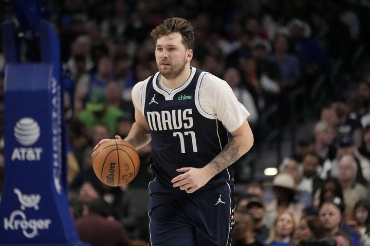 NBA: Οι Μάβερικς πέρασαν επιβλητικά από το Σικάγο με “τριπλό” Ντόντσιτς