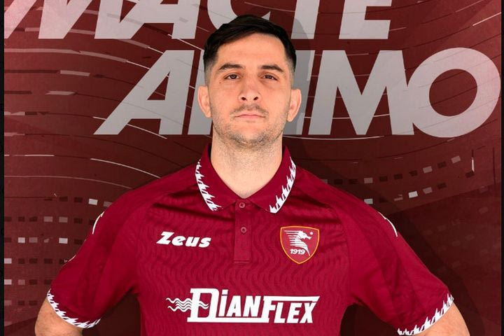 Ο Μανωλάς με κάθε επισημότητα ποδοσφαιριστής της Σαλερνιτάνα