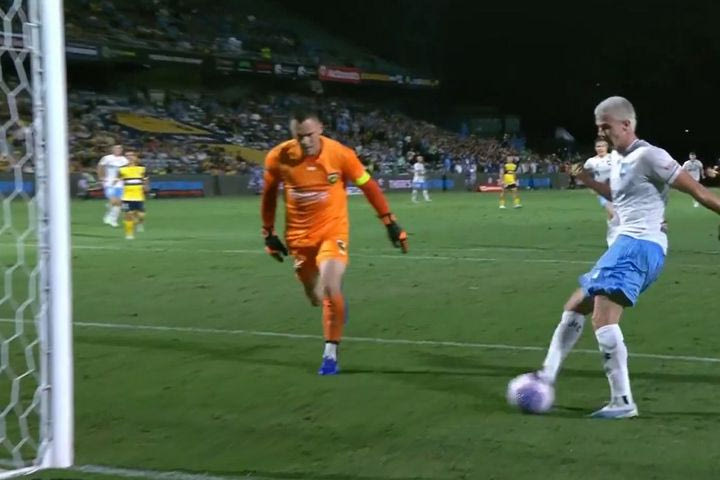 Το blooper της χρονιάς: Ο τερματοφύλακας “έδωσε” έτοιμο γκολ στον αντίπαλο επιθετικό, αλλά αυτός αστόχησε σε κενή εστία