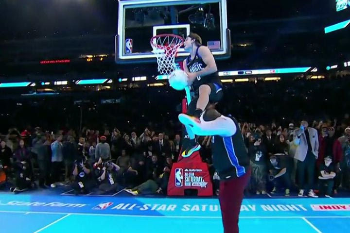 NBA All-Star Weekend 2024: Ο απίθανος ΜακΚλανγκ κάρφωσε πηδώντας πάνω από τον Σακίλ Ο’Νιλ και κατέκτησε το Dunk Contest για 2η σερί χρονιά
