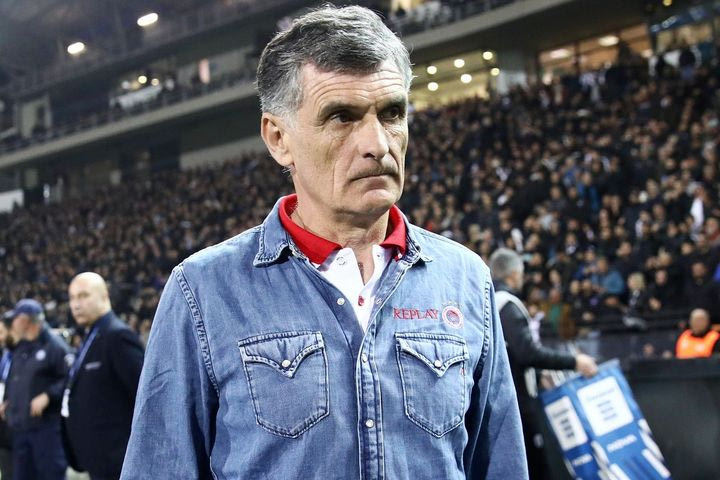 Ο Ολυμπιακός βρίσκει αυτό που ήθελε: Έναν απλό άνθρωπο να κάνει τη δουλειά του με ένα τζιν πουκάμισο
