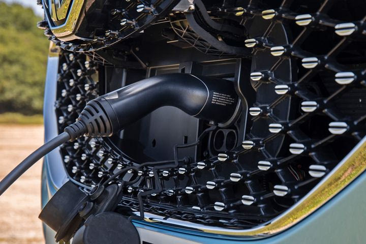 Φρένο στους Κινέζους επιχειρεί να βάλει η Ε.Ε. με δασμούς έως και 35% στα ηλεκτρικά τους