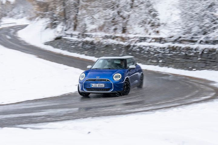 Με το νέο Cooper SE η Mini υπόσχεται διασκεδαστική oδήγηση σε όλες τις εποχές