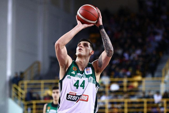 Το μεγάλο buzzer-beater τρίποντο του Μήτογλου στην εκπνοή του πρώτου μέρους.