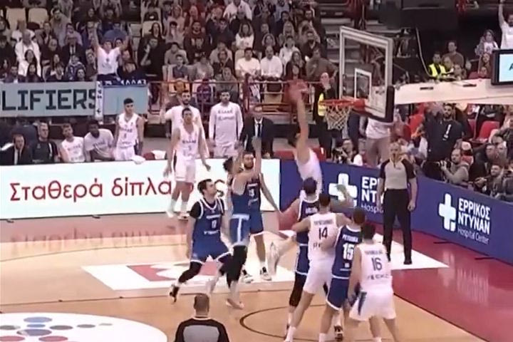 Ελλάδα – Τσεχία: Ο Ντίνος Μήτογλου συνδύασε θέαμα και ουσία με δύο εντυπωσιακά καρφώματα