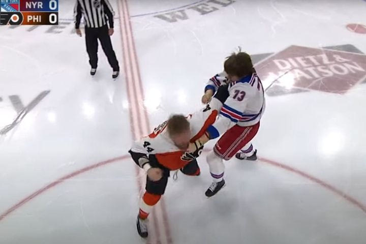 Απίστευτο ξύλο μεταξύ παικτών στο NHL με μπουνιές και τους διαιτητές απλά να κοιτάνε