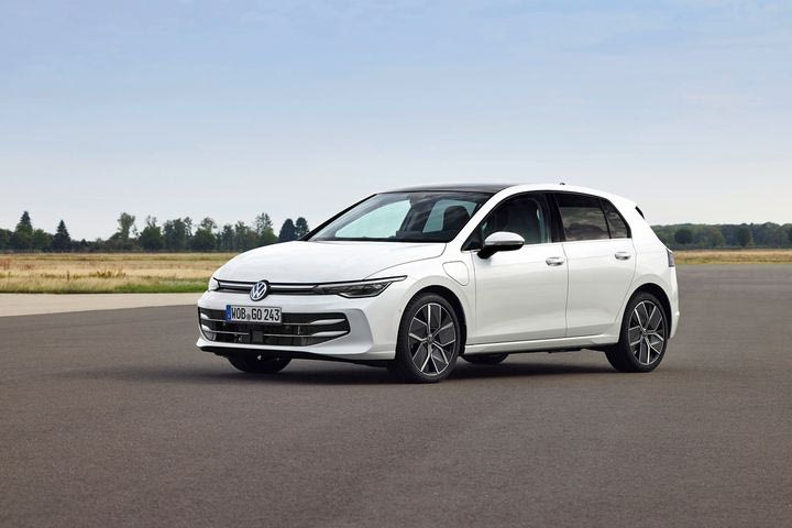 Η VW γιορτάζει 50 χρόνια Golf με φωτιζόμενο σήμα στη μάσκα