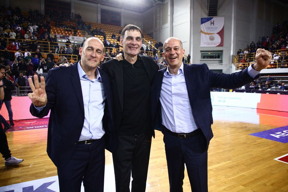 Η αγκαλιά του Μπαρτζώκα με τους αδερφούς Αγγελόπουλους μετά την κατάκτηση του τροπαίου από τον Ολυμπιακό