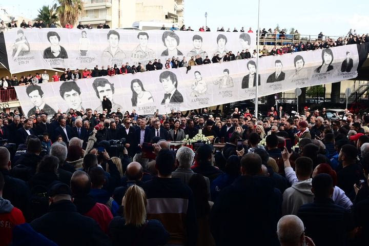 Ολυμπιακός: Πλήθος κόσμου στο “Καραϊσκάκης”, στο μνημόσυνο για τα θύματα της Θύρας 7