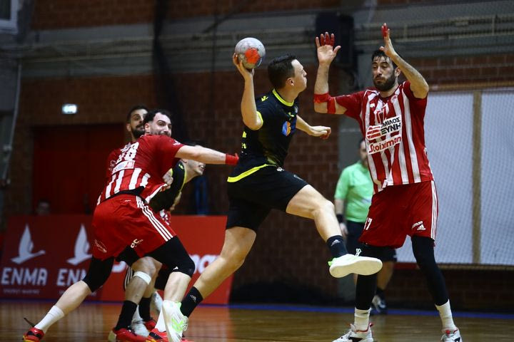 Ολυμπιακός – ΑΕΚ 21-21: Ο Μαντάλινιτς έκοψε τον πρώτο βαθμό από τον πρωτοπόρο 11” πριν από το τέλος