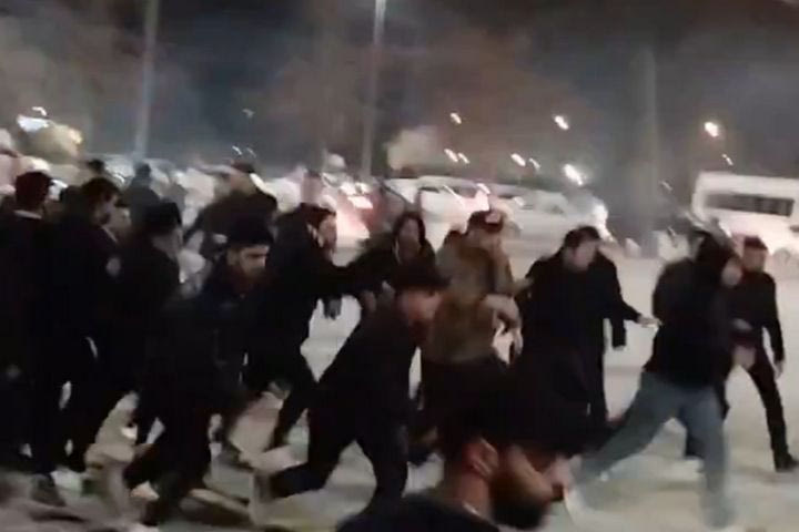 Φενέρμπαχτσε – Μπεσίκτας: Επεισόδια μεταξύ οπαδών μετά τον ημιτελικό του Κυπέλλου